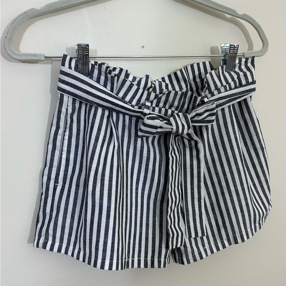 Love Tree sz sm shorts done in a black and white stripe with matching belt - Picture 1 of 13